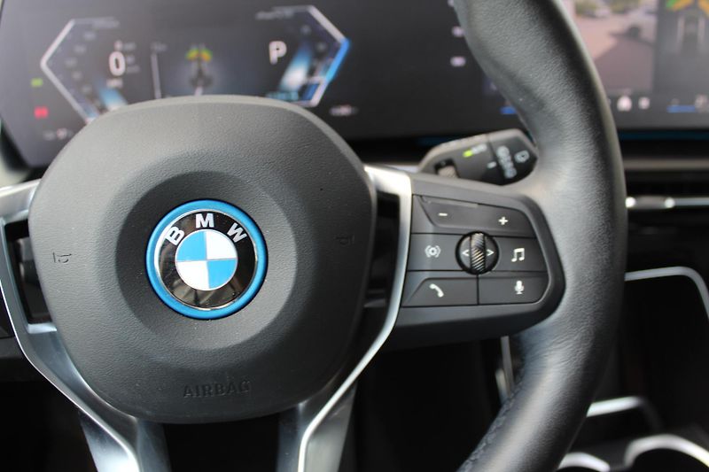 BMW iX1 eDrive20 - fotka 14 z 24