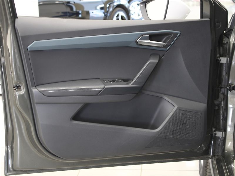 Seat Arona 1,0 TSi DSG Xperience 5L.Zár. - fotka 17 z 23