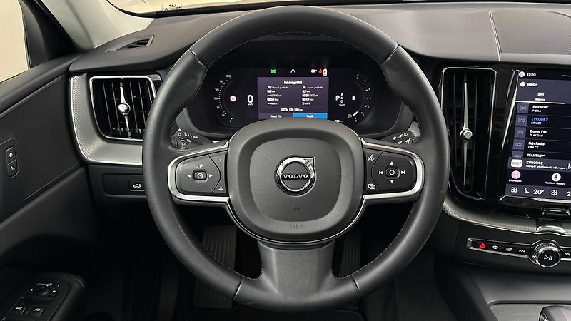 Volvo XC60 2.0 B4 AUT AWD Essential - fotka 9 z 27