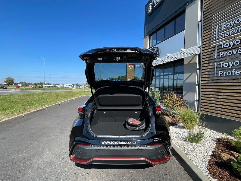 Toyota C-HR 2.0 Plug-In Hybrid Tokyo Edit - fotka 14 z 33