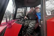 Táta, brácha a já, jedeme v tom spolu. V Suchém pořádali v pondělí vánoční jízdu traktorů.