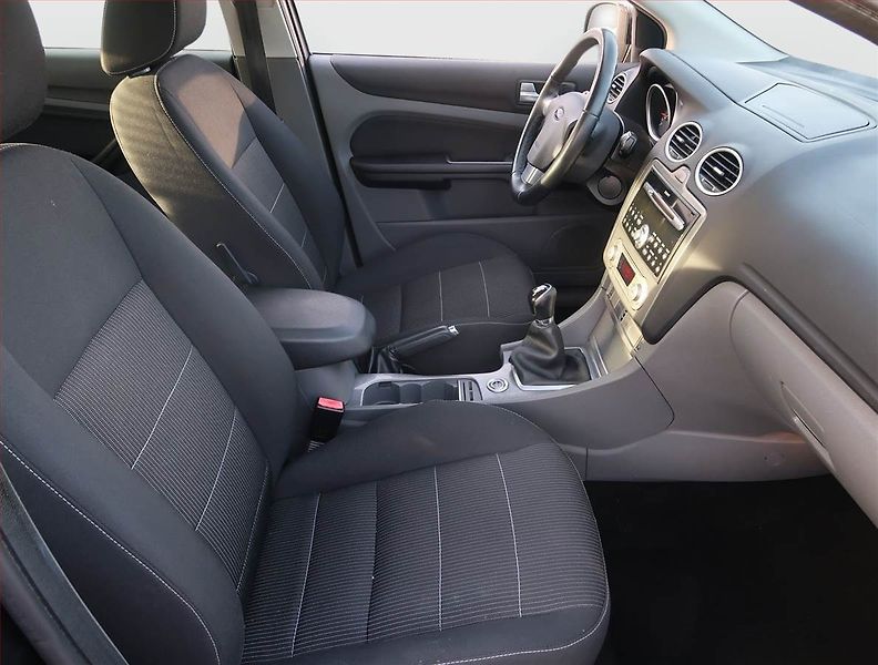 Ford Focus (2009) 1.6 i, rezervace - fotka 9 z 16