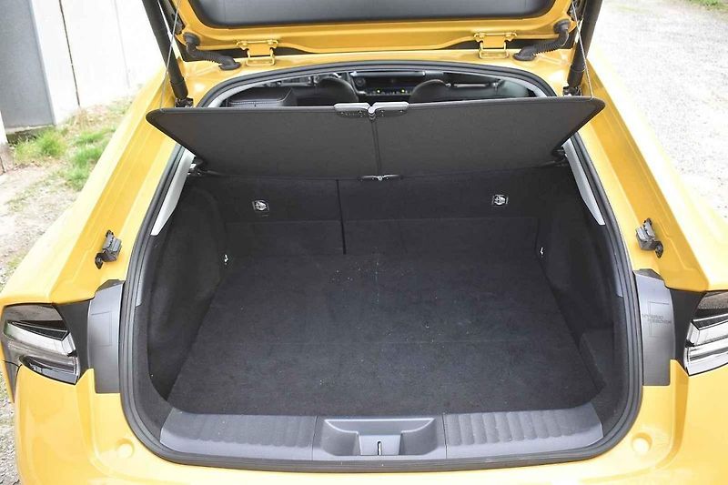 Se žlutým lakem vypadá nová Toyota Prius skoro jako sportovní auto