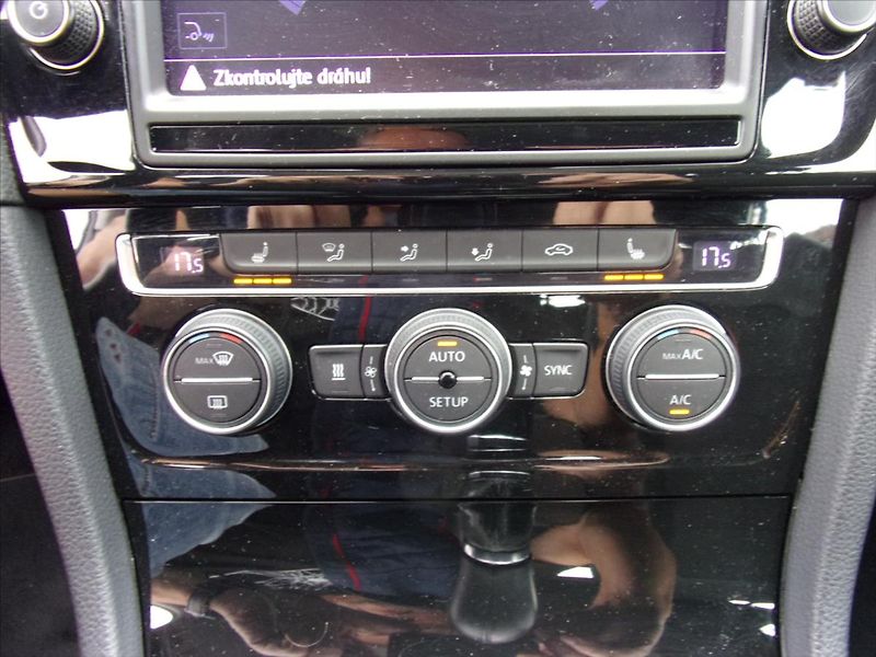 Volkswagen Golf 1,4 TSI Highline Webasto 103kW - fotka 22 z 31
