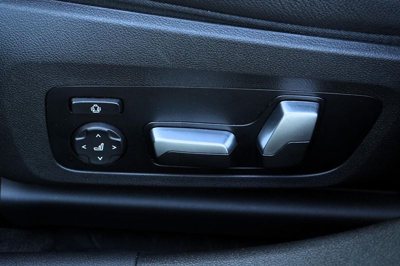 BMW Řada 3 330d xDrive, Tažné, Kamera - fotka 30 z 37