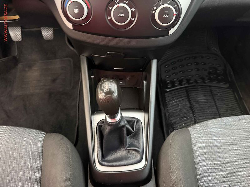 Kia Ceed (2010) 1.4CVVT, ČR, AC, park.čidla - fotka 16 z 16