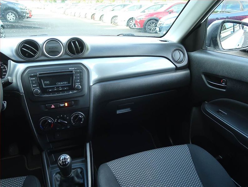 Suzuki Vitara (2016) 1.6 VVT, Park. senzory - fotka 8 z 15