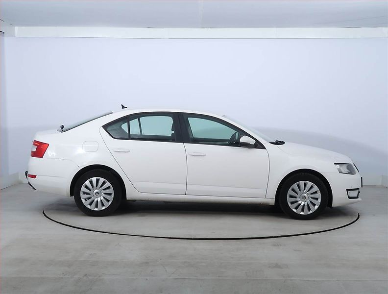 Škoda Octavia (2015) 1.6 TDI, Tempomat - fotka 6 z 17