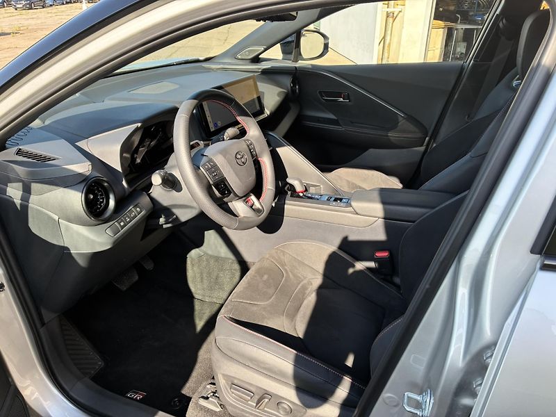 Toyota C-HR 2.0 PHEV e-CVT GR-Sport Dynami - fotka 10 z 24