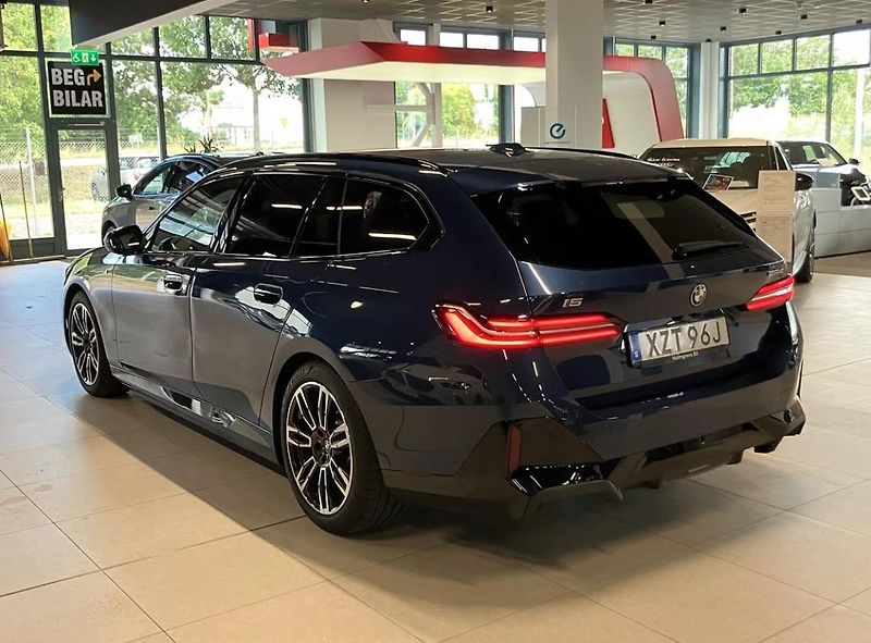 BMW i5 eDrive40 Touring M Ambient Taž - fotka 3 z 12