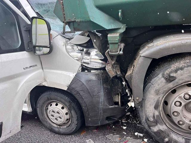 Dopravní nehoda u čerpací stanice v Chrastavě, čtvrtek 29. ledna 2026.