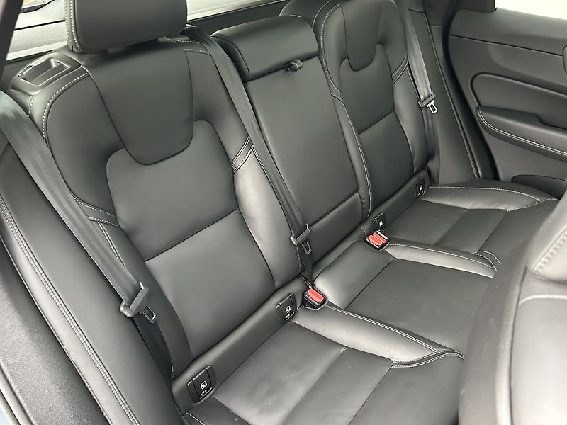 Volvo XC60 2.0 B4 4x4 ULTIMATE - fotka 14 z 33
