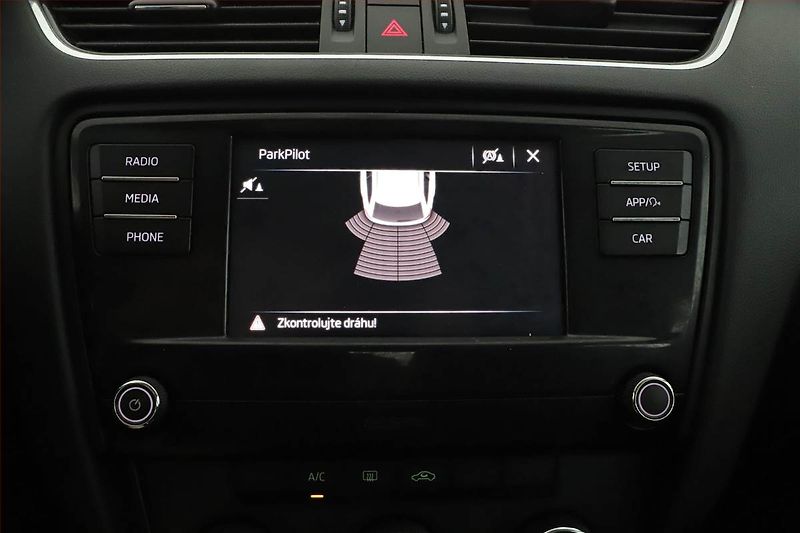 Škoda Octavia (2019) 1.6 TDI, Tempomat - fotka 10 z 16