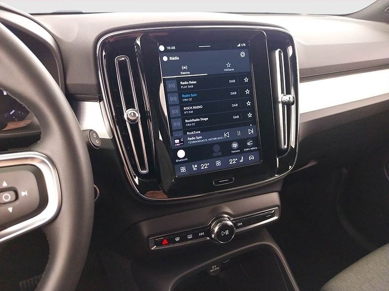 Volvo XC40 (2025) B3 - fotka 12 z 22