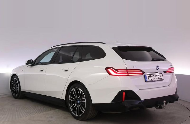 BMW i5 eDrive40 Touring M SoH 96% Kam - fotka 3 z 26