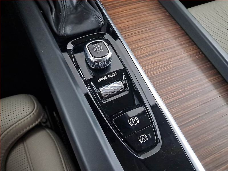 Volvo XC60 (2018) D4 AWD - fotka 19 z 24