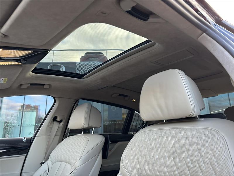 BMW Řada 7 4,4 i 750Li xDrive Individual - fotka 10 z 39