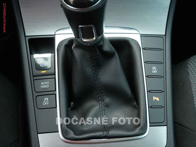 Volkswagen Passat (2014) 2.0 TDi, Navi, xenon - fotka 16 z 23