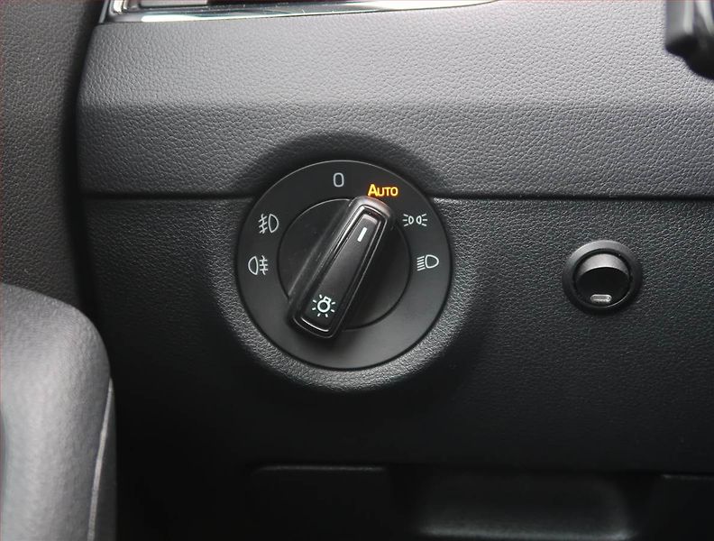 Škoda Octavia (2015) 1.6 TDI, Xenony, Tempomat - fotka 21 z 22