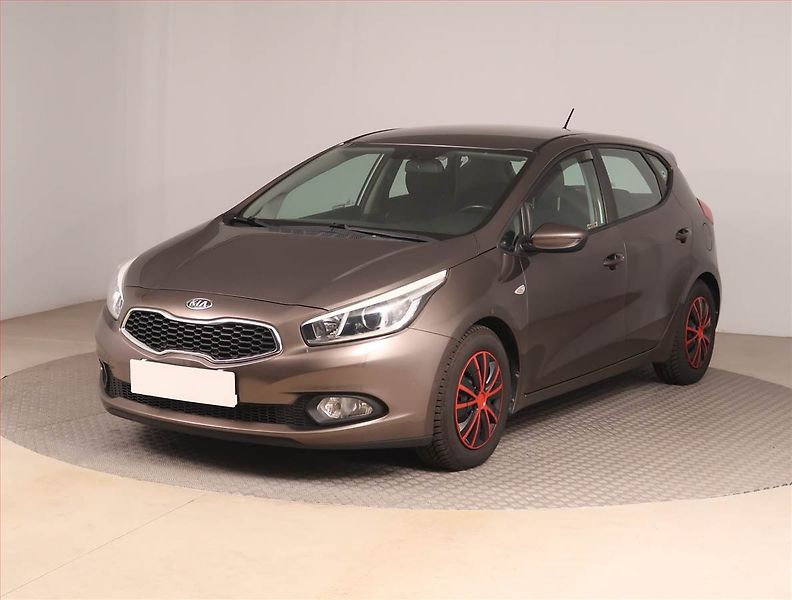 Kia Ceed (2013) 1.4 CVVT, Serv.kniha, Tempomat - fotka 2 z 14