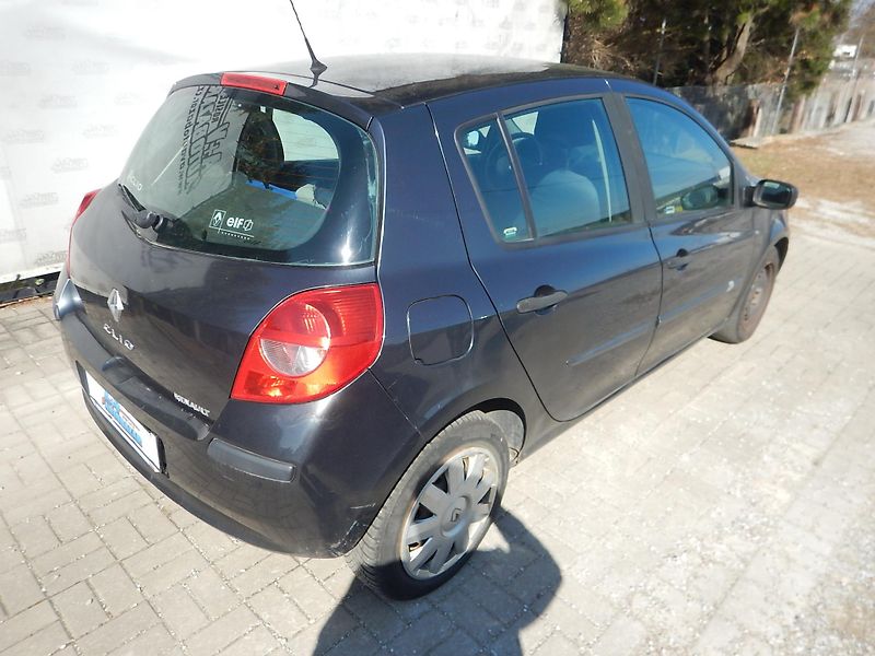 Renault Clio 1.4i, 72 kW, KLIMA - fotka 8 z 21