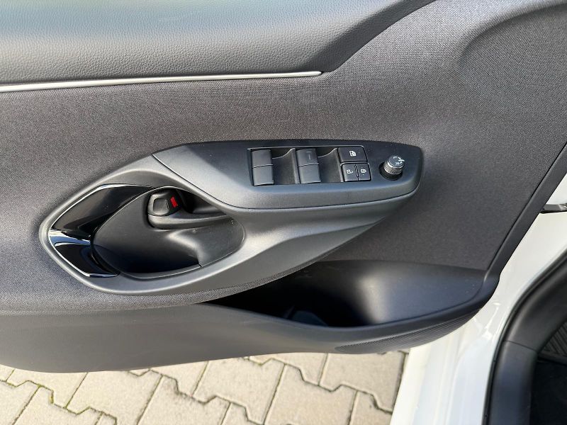 Toyota Yaris 1.5 HSD e-CVT Style - fotka 12 z 27