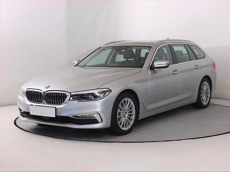 BMW Řada 5 (2017) Luxury Line 530d - fotka 2 z 21
