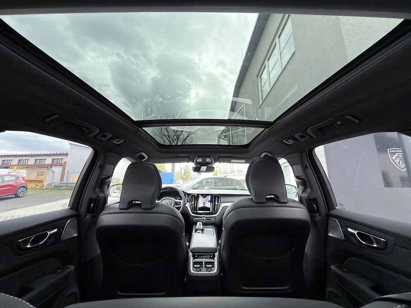 Volvo XC60 B5 AWD ULTRA / B&W / VZDUCH - fotka 18 z 56