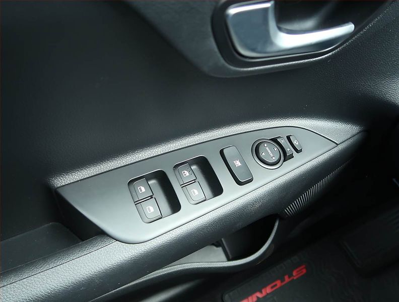 Kia Stonic (2023) 1.0 T-GDI, Serv.kniha - fotka 15 z 15