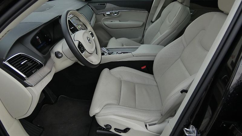 Volvo XC90 B5 AWD Plus Bright 7 míst - fotka 17 z 26