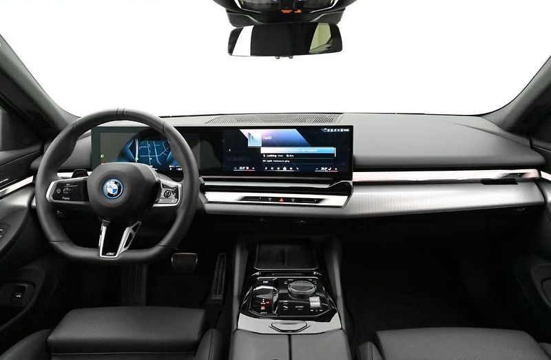 BMW i5 xDrive40 Touring M SoH 93% Kam - fotka 5 z 26