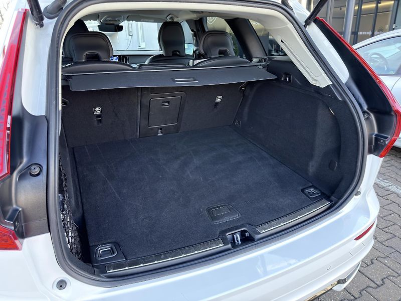 Volvo XC60 B5 AWD PLUS DARK // REZERVACE - fotka 17 z 45