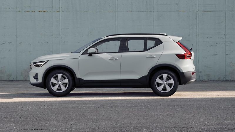 Volvo XC40 (2026) ESSENTIAL, B3 FWD, 120+10 kW / - fotka 2 z 10
