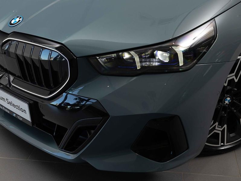 BMW Řada 5 550e xDrive - fotka 7 z 23