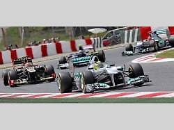 Pastor Maldonado na pódiu šampionů.