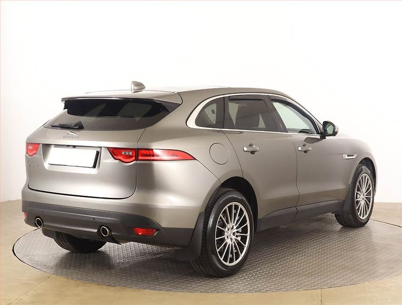 Jaguar F-Pace (2018) 30d AWD, 4X4, Automat - fotka 5 z 21