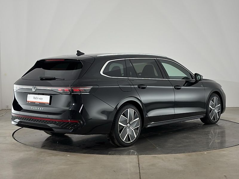 Volkswagen Passat R-Line People DSG - fotka 2 z 31