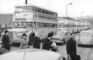 Nejen na Britských ostrovech jsou známé patrové autobusy. Vyráběly se i v někdejší NDR. Na snímku je řada patrových autobusů u nádraží ve východním Berlíně.