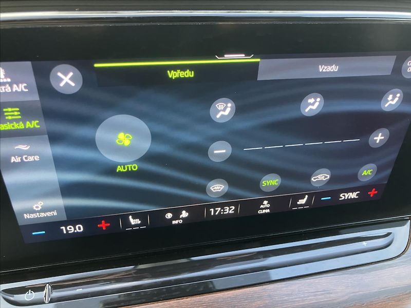 Škoda Octavia 2,0 SCOUT,TAŽNÉ,WEBASTO,CANTON - fotka 35 z 44