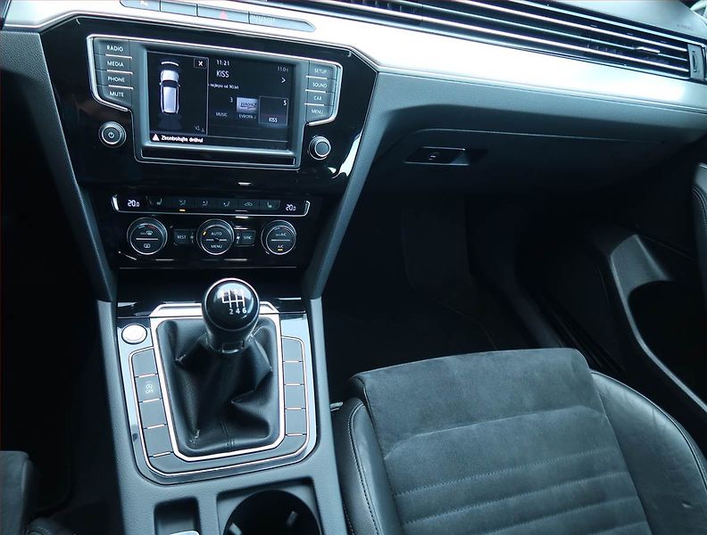 Volkswagen Passat (2015) Highline 2.0 TDI, Tempomat - fotka 12 z 16
