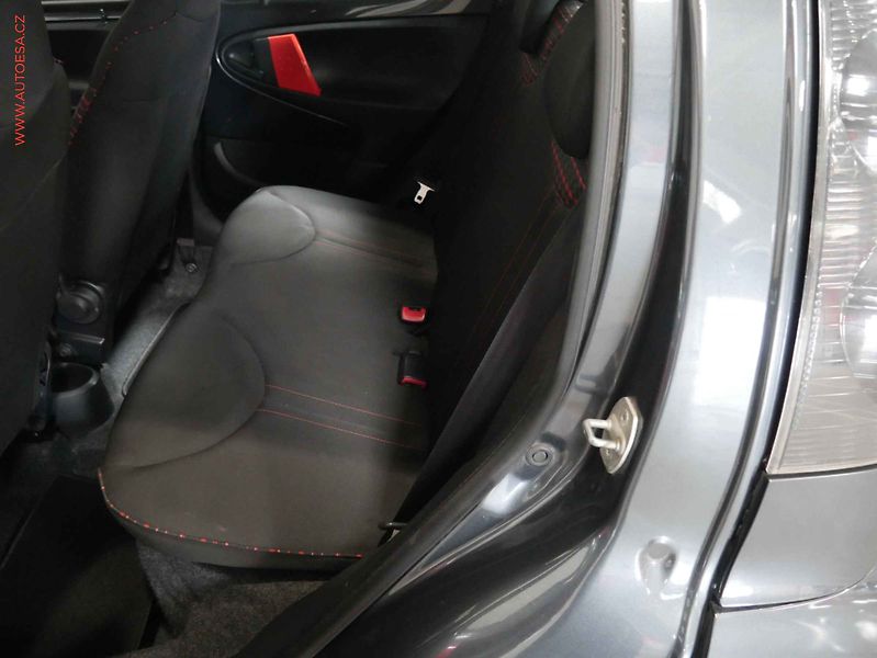 Citroën C1 (2014) 1.0i, ČR, servis.kniha, AC - fotka 10 z 14