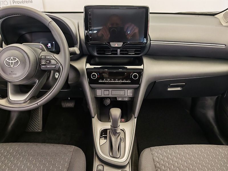 Toyota Yaris Cross 1.5 Hybrid ( 115k ) e-CVT 4x2 - fotka 11 z 33
