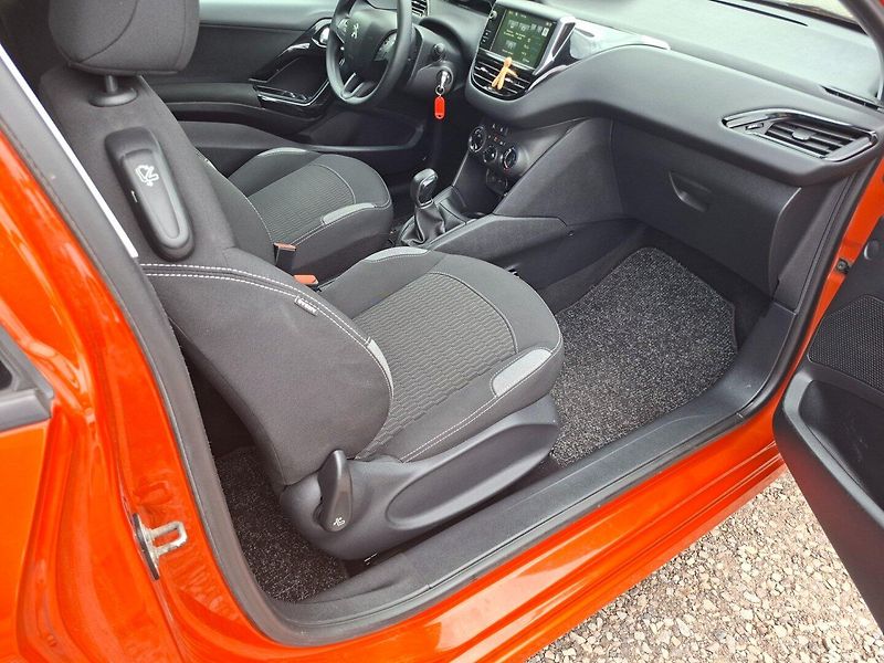 Peugeot 208 (2015) 1.0i 50kW -KLIMA-SENZORY - fotka 24 z 42
