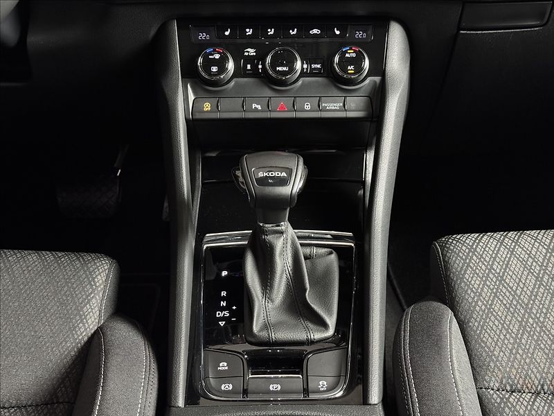 Škoda Karoq 1,5 TSi  DSG Style LED Kamera - fotka 17 z 46