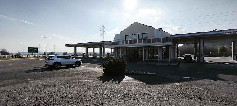 Na Cukrák jezdí milovníci retra za klobásou na papírovém tácku.