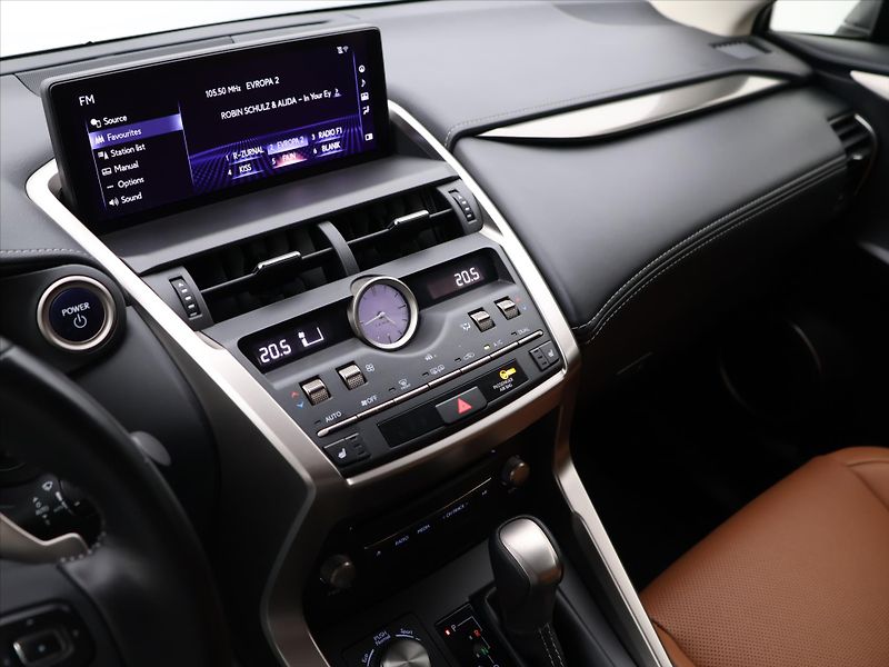 Lexus NX 300h 2,5 145 kW 4WD Prestige - fotka 22 z 33