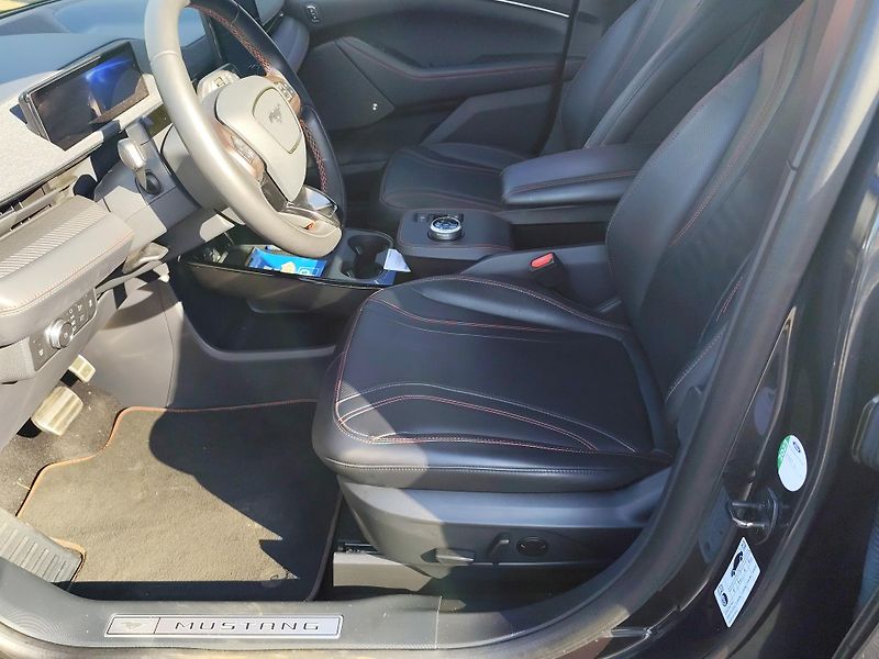 Ford Mustang Mach-E (2022) Mustang Mach E AWD - fotka 22 z 38