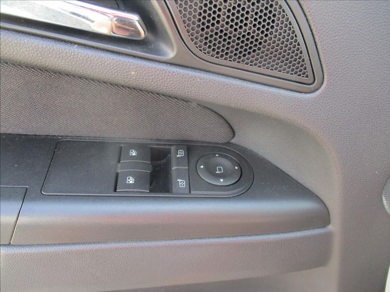 Opel Zafira 2,2 i, klima,serv.kn,7míst, - fotka 23 z 32