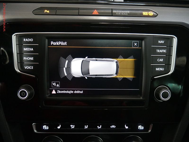 Volkswagen Passat (2015) 2.0TDI 4x4, DSG, navi, bixen - fotka 15 z 21
