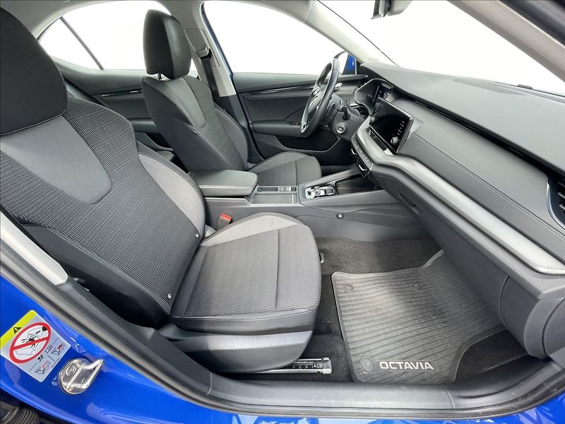 Škoda Octavia 2,0 TDI DSG Ambition ACC+TAŽNÉ - fotka 15 z 21